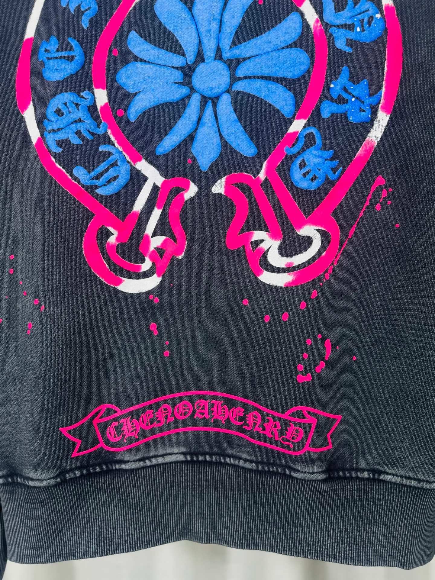 P270 top version, real shot without P, ​​different from market currency) 𝗖𝗵𝗿𝗼𝗺𝗲 𝗛𝗲𝗮𝗿𝘁𝘀/Croxin 2025 3D three-dimensional autumn and winter new original single counter American laser burnt 3D offset printing couple casual sweatshirt 👑The highest version! Customized fabric 430g tripe terry fabric! American pickling and distressing, fried snowflakes, 3D offset printing, best-selling model at the counter, very comfortable to wear. Accessories: original molded and authenticated collar label➕100% silk wash water label. Genuine purchase-grade original hangtag➕matching hanging rope➕3D hanging beads➕original packaging bag. Craftsmanship: The original version has consistent wiring! The highest version of the armhole matching technique! Color: Gray Black Size: S M L XL Style No.: 9317